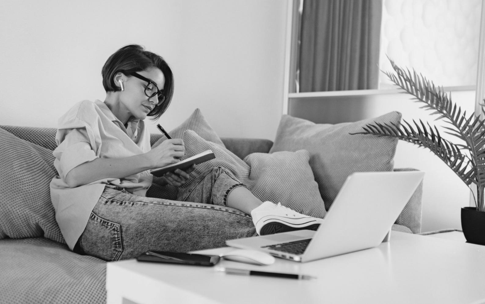 Moderne Büroumgebung mit Finanzplanung